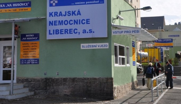 Kvůli stavbě je uzavřen vjezd do nemocnice. Zdraží se i parkovné
