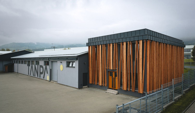 Truhlářství v modřínovém kabátě najdete v zóně pod Ještědem