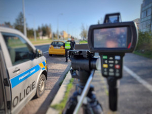 Povolenou rychlost překročilo při velké akci 163 řidičů. Policisté v Plzeňském kraji měřili současně na 70 místech