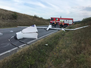 Pilot kluzáku, který se zřítil na projíždějící vůz a zahynul, nezvládl manévr v malé výšce