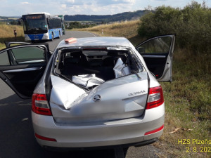 Pilot kluzáku, který se zřítil na projíždějící vůz a zahynul, nezvládl manévr v malé výšce