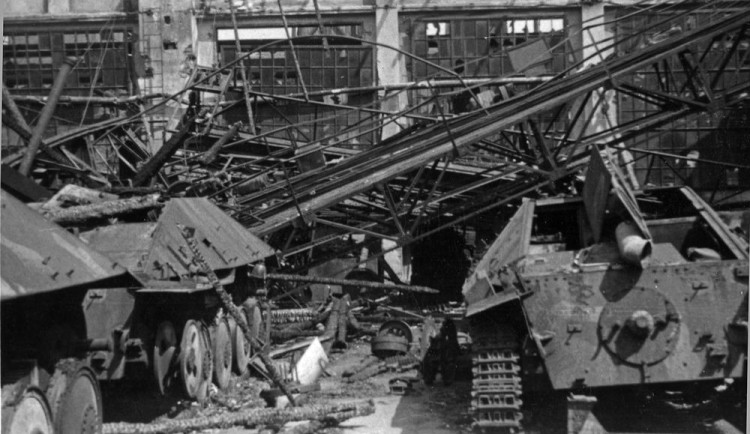 Nálet amerických bombardérů před 78 lety zdemoloval plzeňskou Škodu, zbrojovka stále vyráběla zbraně pro Německo