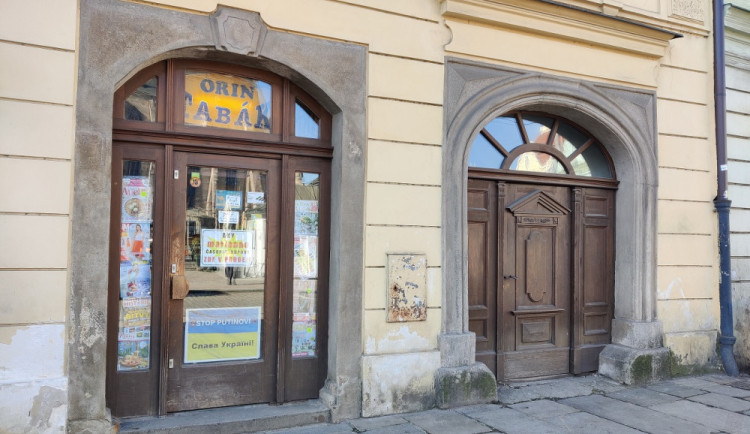 Více než sto let se tam prodávaly noviny, teď bude z legendární trafiky na náměstí takzvané „kafe do ruky“