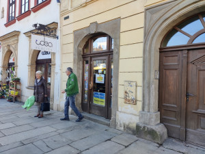 Více než sto let se tam prodávaly noviny, teď bude z legendární trafiky na náměstí „kafe do ruky“