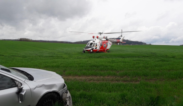 Těžce zraněného cyklistu transportoval z místa nehody vrtulník letecké záchranky. Muž ale v nemocnici zemřel.