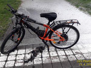 Chlapci vzplála za jízdy baterie u elektrokola. Hořící články vystřelovaly do dálky jako při ohňostroji