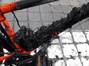 Chlapci vzplála za jízdy baterie u elektrokola. Hořící články vystřelovaly do dálky jako při ohňostroji