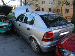 Opilý a zfetovaný řidič felicie naboural během své divoké jízdy čtyři auta