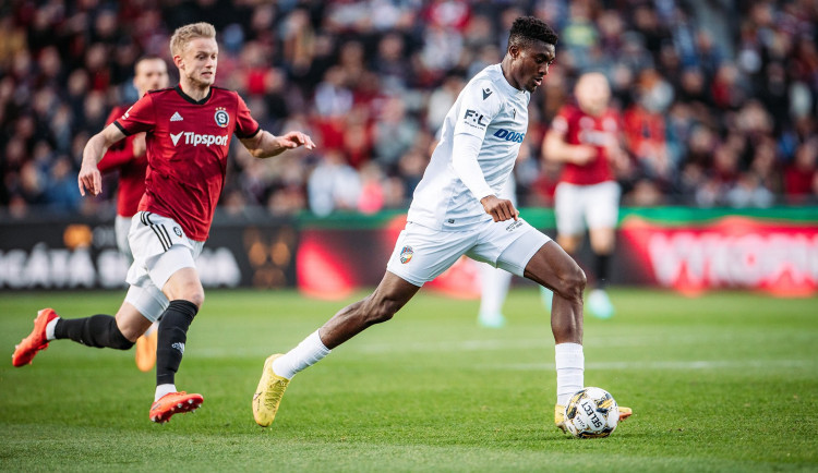 Fotbalisté Sparty gólem z penalty ve 14. minutě nastavení udolali Plzeň 2:1