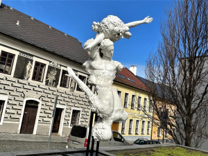 Sochy v ulicích opět budí vášně, letos to nejvíce schytává obří instalace se zabodnutým kajakem