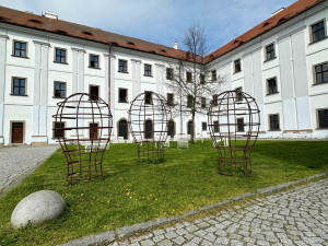 Sochy v ulicích opět budí vášně, letos to nejvíce schytává obří instalace se zabodnutým kajakem