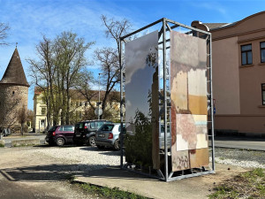 Sochy v ulicích opět budí vášně, letos to nejvíce schytává obří instalace se zabodnutým kajakem