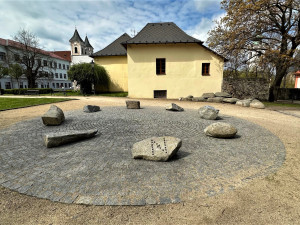 Sochy v ulicích opět budí vášně, letos to nejvíce schytává obří instalace se zabodnutým kajakem