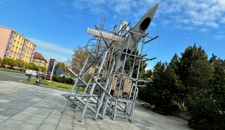 Sochy v ulicích opět budí vášně, letos to nejvíce schytává obří instalace se zabodnutým kajakem