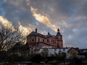 Největší barokní kostel mimo území Prahy prochází náročnou rekonstrukcí, hotovo bude ještě letos