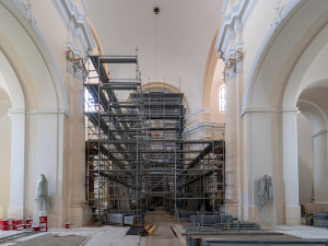 Největší barokní kostel mimo území Prahy prochází náročnou rekonstrukcí, hotovo bude ještě letos