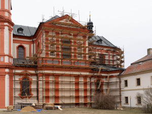 Největší barokní kostel mimo území Prahy prochází náročnou rekonstrukcí, hotovo bude ještě letos