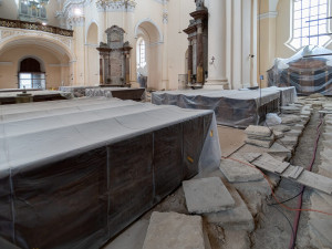Největší barokní kostel mimo území Prahy prochází náročnou rekonstrukcí, hotovo bude ještě letos