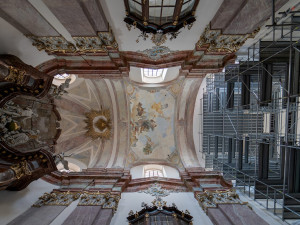 Největší barokní kostel mimo území Prahy prochází náročnou rekonstrukcí, hotovo bude ještě letos