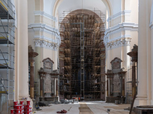 Největší barokní kostel mimo území Prahy prochází náročnou rekonstrukcí, hotovo bude ještě letos