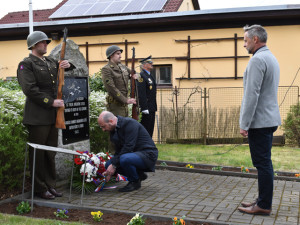 Šest letců amerického bombardéru zahynulo při náletu na Škodu nedaleko od Plzně. Město uctilo jejich památku