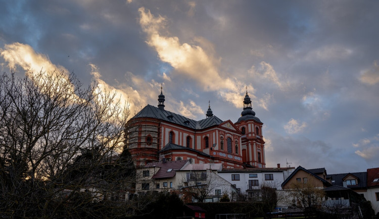 Největší barokní kostel mimo území Prahy prochází náročnou rekonstrukcí, hotovo bude ještě letos