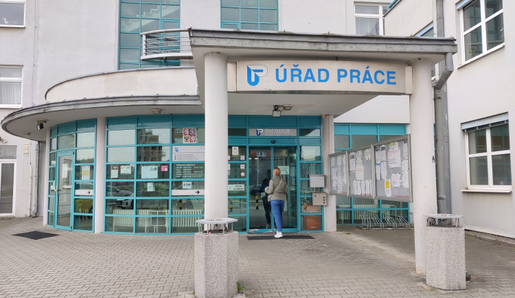 Daří se nám dohánět skluz ve výplatě sociálních dávek, uvedl ministr Marian Jurečka