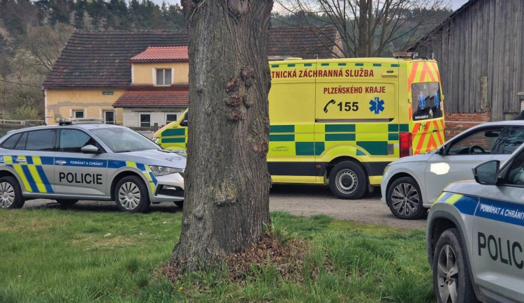 Pronásledované auto zastavili policisté v obci Štítary