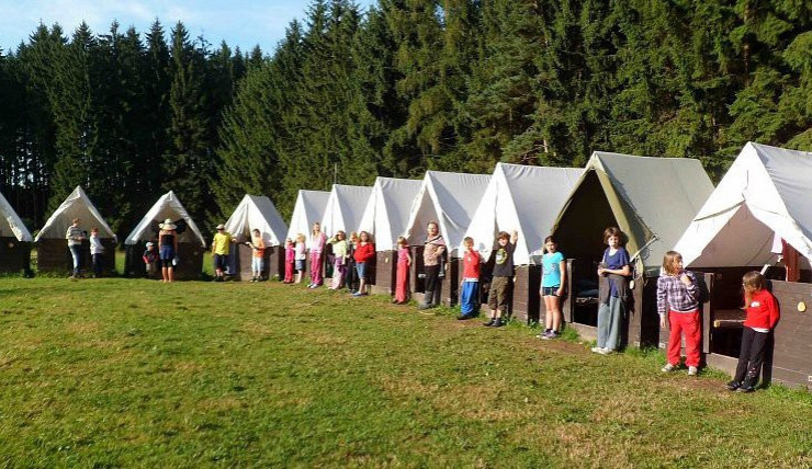Zájem o dětské tábory je mírně vyšší, řekl jejich hlavní organizátor na Plzeňsku. Dětem se nechce na tábory bez mobilů