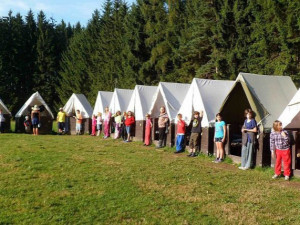Zájem o dětské tábory je mírně vyšší, řekl jejich hlavní organizátor na Plzeňsku. Dětem se nechce na tábory bez mobilů