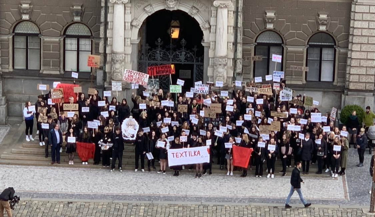 Kraj chystá úpravu na středních školách. Žáci i učitelé se bojí zániku textilních oborů