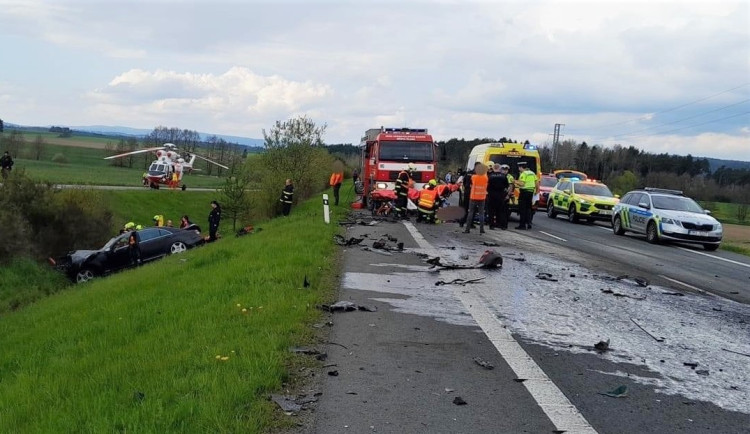 Při hrozivém čelním střetu luxusního mercedesu s nákladním vozidlem pro přepravu dřeva se těžce zranili dva lidé
