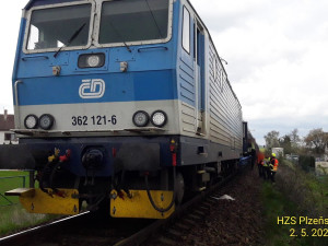 Rychlík smetl na železničním přejezdu osobák a odmrštil ho až k plotu zahrady. Řidička utrpěla těžké zranění