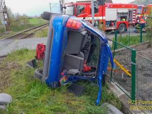 Rychlík smetl na železničním přejezdu osobák a odmrštil ho až k plotu zahrady. Řidička utrpěla těžké zranění