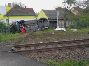 Rychlík smetl na železničním přejezdu osobák a odmrštil ho až k plotu zahrady. Řidička utrpěla těžké zranění