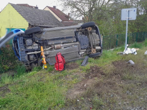 Rychlík smetl na železničním přejezdu osobák a odmrštil ho až k plotu zahrady. Řidička utrpěla těžké zranění