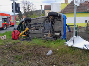 Rychlík smetl na železničním přejezdu osobák a odmrštil ho až k plotu zahrady. Řidička utrpěla těžké zranění