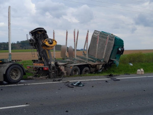 Při hrozivém čelním střetu luxusního mercedesu s nákladním vozidlem pro přepravu dřeva se těžce zranili dva lidé