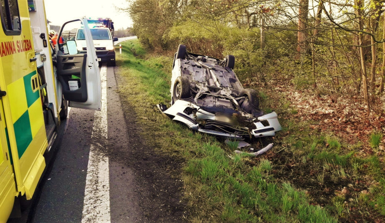 Auto vyletělo ze silnice a převrátilo se v příkopu