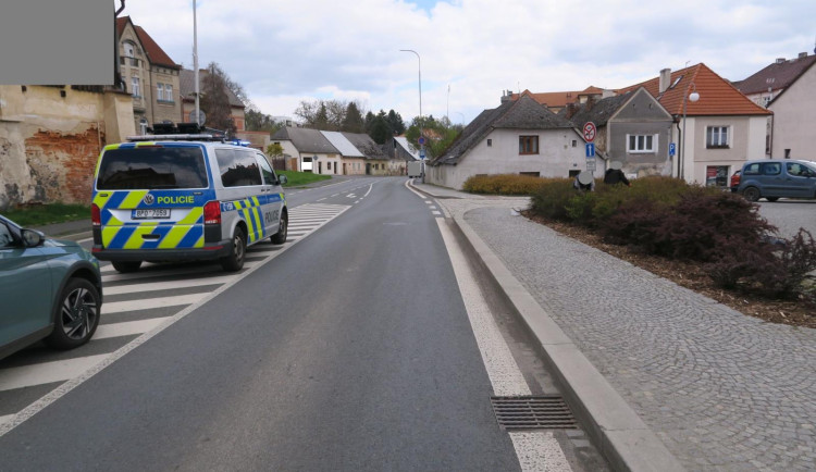 Chodkyně po střetu s autem odmítla odvoz do nemocnice a odešla na autobus, hledá jí policie