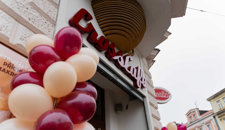 Nejnovější CrossCafe se otevřelo U Práce nedaleko centra města v sousedství památníku Díky, Ameriko!