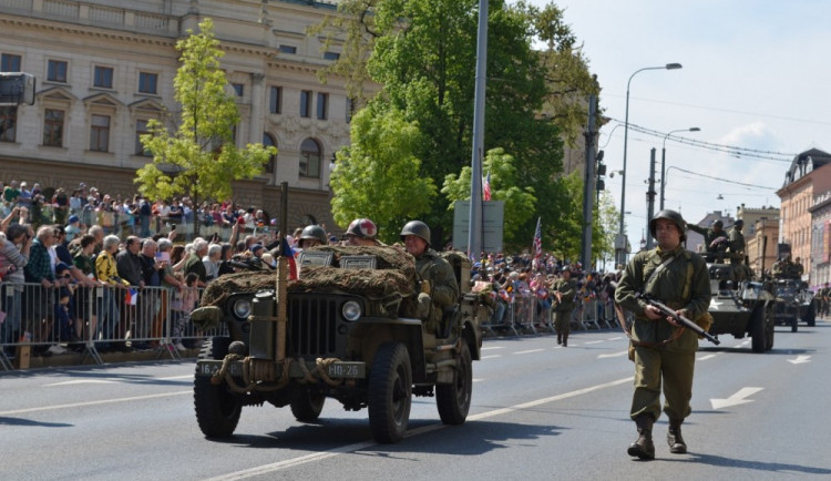 Slavnosti svobody si vyžádají řadu dopravních omezení, využijte raději MHD doporučuje magistrát