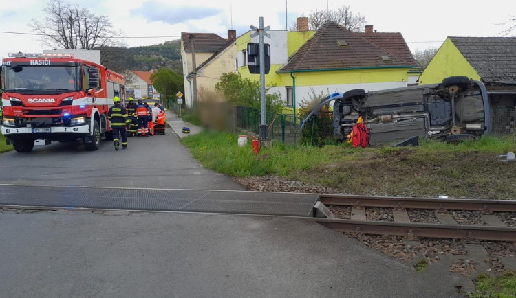 Rychlík smetl na železničním přejezdu osobák a odmrštil ho až k plotu zahrady. Řidička utrpěla těžké zranění