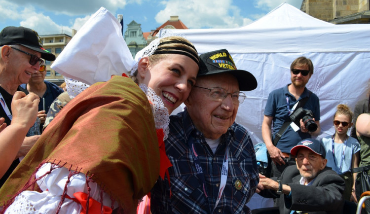 size4-16647990590027-231-veteran-george-thompson-oslavil-89-narozeniny-klub-vojenske-historie-po-nem-pojmenoval-tank