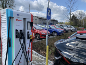 E.ON má ve Strakonicích první dobíječku elektromobilů, kde je možné platit kartou