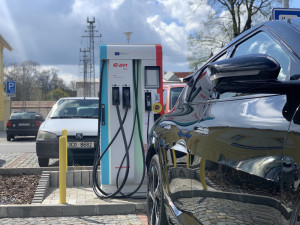 E.ON má ve Strakonicích první dobíječku elektromobilů, kde je možné platit kartou
