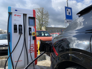 E.ON má ve Strakonicích první dobíječku elektromobilů, kde je možné platit kartou
