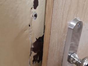 Zloděj se vkrádal do sklepů i šaten na základních školách, celkem napáchal škody za více než půl milionu