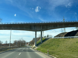 Na úzké estakádě nového okruhu Plzně je zákaz předjíždění a místy omezená rychlost, jde o nebezpečný úsek
