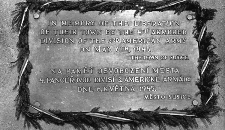 Naprosto kuriózní a tragikomický osud měla pamětní deska připomínající osvobození Sušice americkou armádou